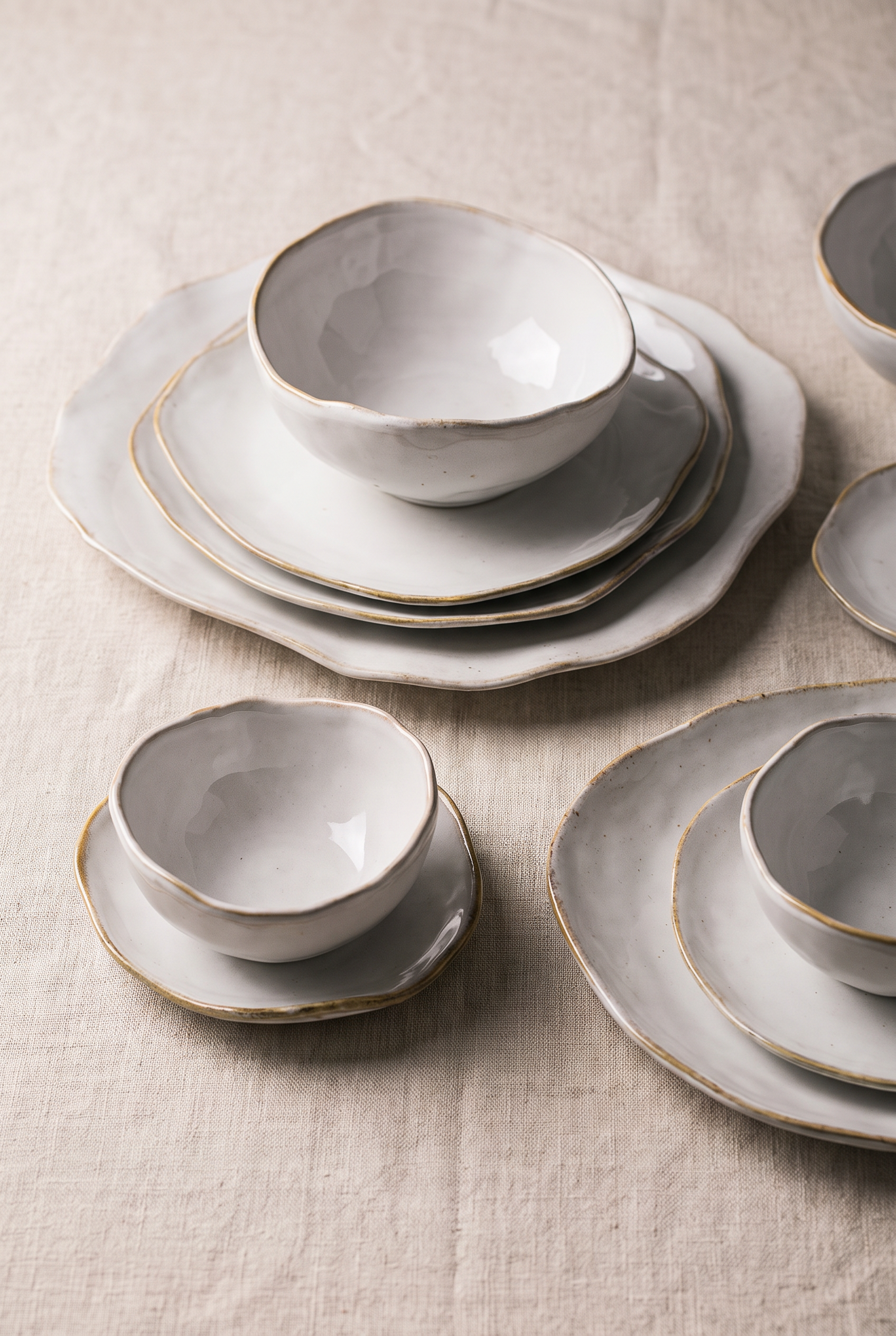 Ceramica White and Gold Dinnerware Set – in-use room view