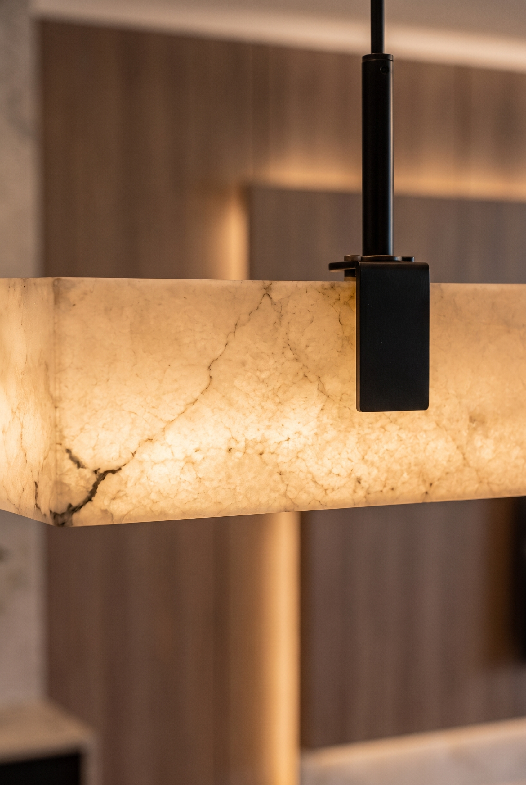 AlvaraStone Faux Marble Pendant Light – in-use room view